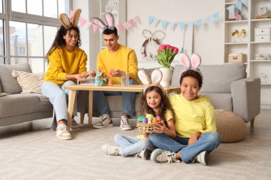 Paskalya yumurtalı küçük çocuklar ve aileleri evde