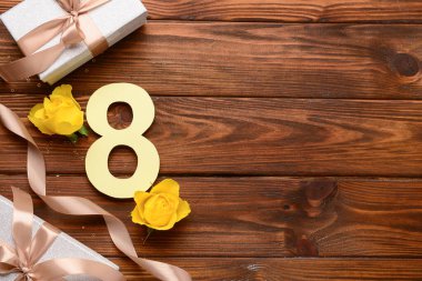 Şekil 8, hediye kutuları, kurdele ve ahşap arka planda güzel sarı güller. Uluslararası Kadınlar Günü