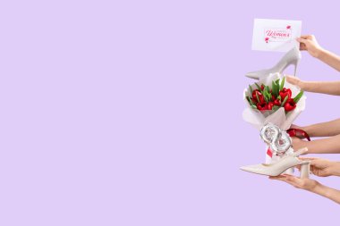 Şenlikli kartpostallı kadın elleri, yüksek topuklu ayakkabılar ve leylak arka planda bir buket kırmızı lale. Uluslararası Kadınlar Günü için Alışveriş