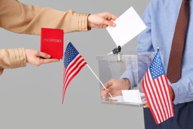 Pasaportlu bir kadın oy pusulasına beyaz arka planda oy veriyor. Seçim kavramı