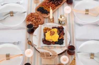 Geleneksel doğu yemekleri ve Ramazan ayı için mum yakma masası.