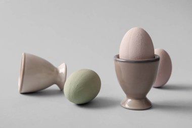 Gri arkaplanda Paskalya yumurtaları olan tutucular