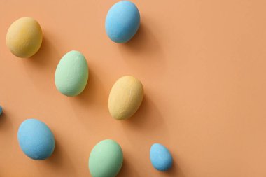 Bej arka planda boyanmış Paskalya yumurtaları