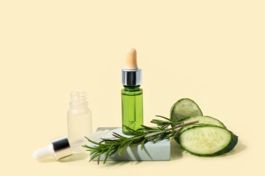 Renk arka planında gerekli yağ, salatalık ve biberiye şişeleriyle kompozisyon