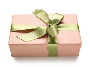 Beyaz arka planda yeşil fiyonklu hediye kutusu. Uluslararası Kadınlar Günü