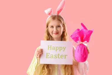 Paskalya tavşanı kulaklı genç kız, tebrik kartı ve pembe arka planda hediye.