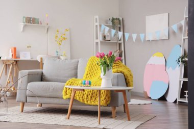 Paskalya kutlaması için dekore edilmiş modern oturma odasının içi.