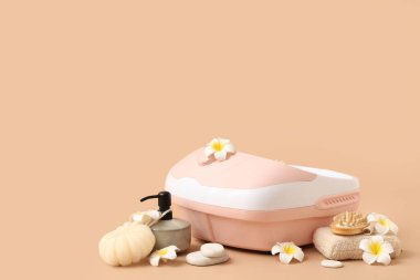 Kahverengi arka planda ayak masajı için spa ayarlandı