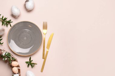 Bej arka planda bitkiler ve yumurtalarla modern Paskalya sofrası