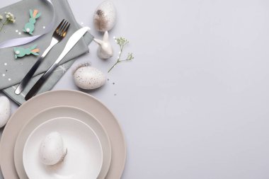 Beyaz arka planda yumurtalar ve tavşanlarla modern Paskalya sofrası