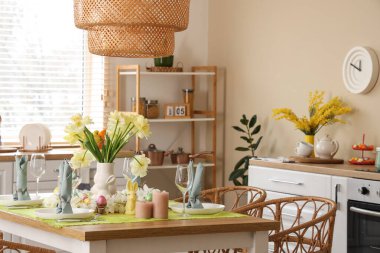 Modern mutfakta sarı lale vazosuyla şenlik masası.