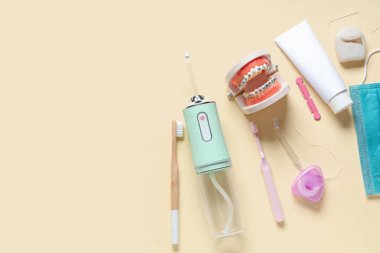 Ağız temizliği seti ve arka planda ağız sulandırıcısı