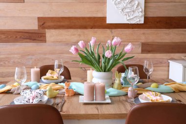 Paskalya sofrası kurulmuş, şenlikli yemek odasının içi.