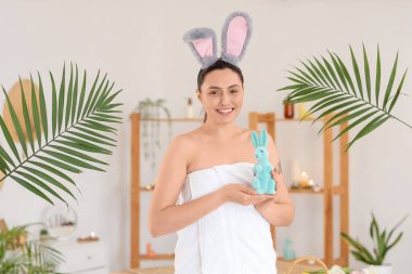Tavşan kulaklı genç kadın ve paskalya tavşanı kaplıcada