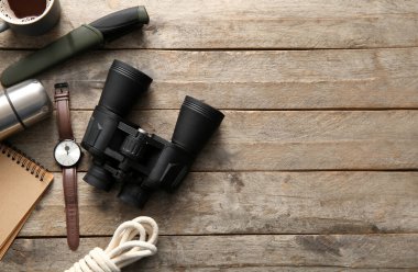 seyahat öğeler ahşap arka plan üzerinde
