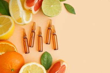 C vitamini ve arka planda taze narenciye içeren kompozisyon, yakın plan.