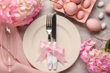 Paskalya yumurtaları ve grunge arka planında ortanca ile güzel bir masa.