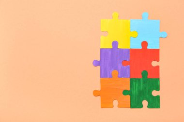 Bej arka planda renk bulmacası. Otistik bozukluk kavramı