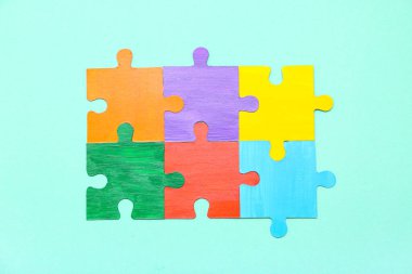 Cyan arka planda renk bulmacası. Otistik bozukluk kavramı