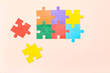 Bej arka planda renk bulmacası. Otistik bozukluk kavramı