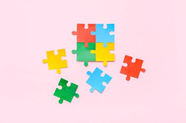 Pembe arka planda renk bulmacası. Otistik bozukluk kavramı