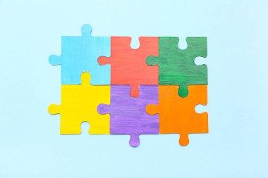 Mavi arka planda renk bulmacası. Otistik bozukluk kavramı