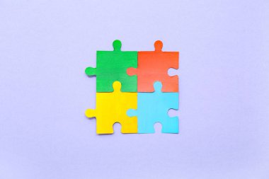 Leylak arka planında renk bulmacası. Otistik bozukluk kavramı