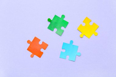 Leylak arka planında renk bulmacası. Otistik bozukluk kavramı