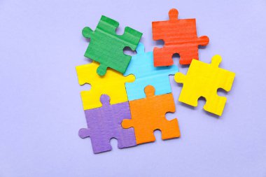 Leylak arka planında renk bulmacası. Otistik bozukluk kavramı