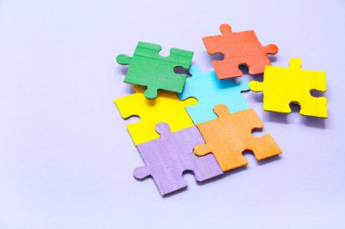 Leylak arka planında renk bulmacası. Otistik bozukluk kavramı