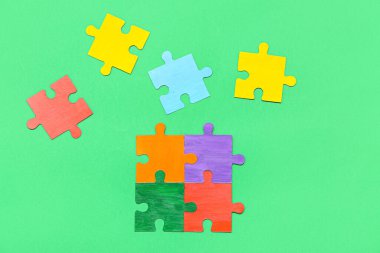 Yeşil arka planda renk bulmacası. Otistik bozukluk kavramı