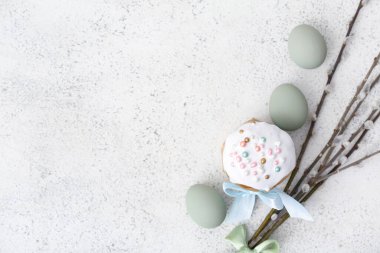 Beyaz arka planda yumurta ve söğüt dallı lezzetli Paskalya pastası.