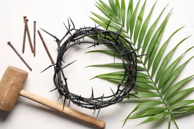 Palmiye yapraklı dikenli taç, beyaz grunge arka planda çivi ve çekiç. İyi Cuma konsepti
