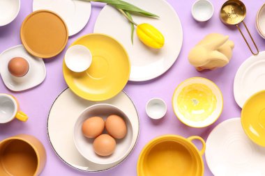 Paskalya yumurtaları, lale ve leylak arka planda oyuncak tavşanlı masa ayarı