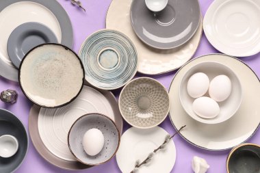 Paskalya yumurtaları, söğüt dalları ve leylak arkaplanlı oyuncak tavşancık.