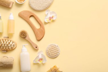 Ahşap guasha vücut masajı aracı ve bej arka planda banyo malzemeleri ile kompozisyon