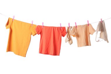 Beyaz arka planda ipte sallanan farklı temiz kıyafetler.