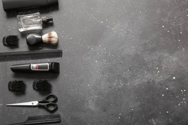 Siyah grunge arka planında modern budayıcı ve tıraş aksesuarları