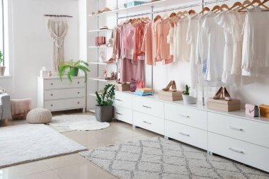 Şık kıyafetler ve aksesuarlarla modern gardırop.