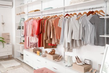 Soyunma odasında kıyafetleri olan bir gardırop.