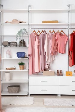 Şık kıyafetler ve aksesuarlarla modern gardırop.