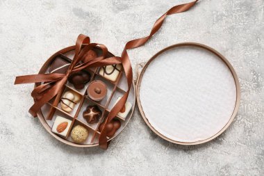 Açık arkaplanda çikolatalı şekerleme kutusu