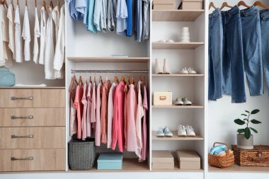 Moda kıyafetleri, ayakkabıları ve aksesuarları olan bir butiğin içi.