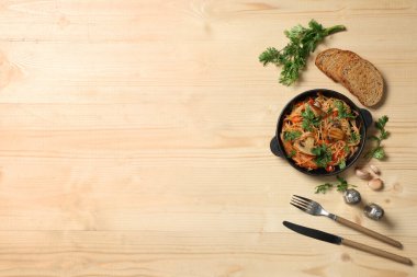 Lezzetli makarna, baharat ve ahşap zemin üzerinde ekmek kompozisyonu