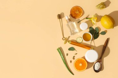 Yüz masajı silindiri ve bej arka planda kozmetik maske için doğal malzemeler