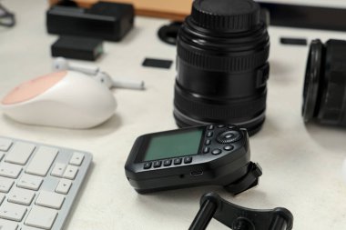 Profesyonel fotoğrafçı ekipmanları ve hafif arka planda modern cihazlarla kompozisyon