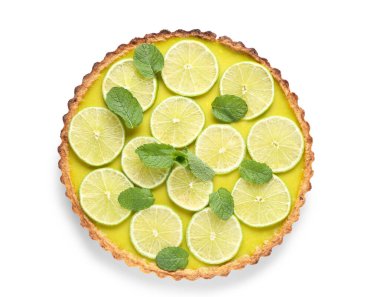 Beyaz arka planda nane aromalı lezzetli limonlu tart.