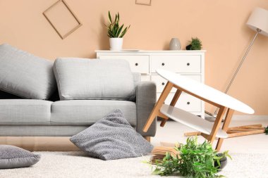 Kanepesi ve masası olan dağınık bir oturma odası.