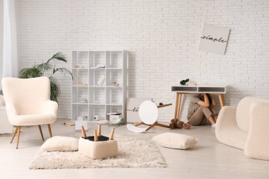 Deprem sırasında masanın altında saklanan kadın.