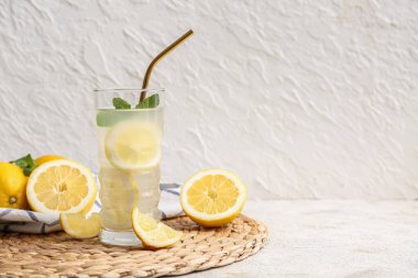 Beyaz arka planda naneli taze limonata.